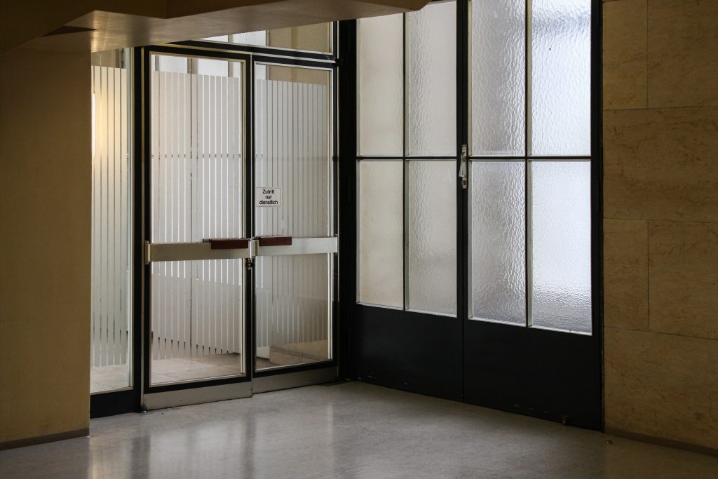 Porta interna de vidro.